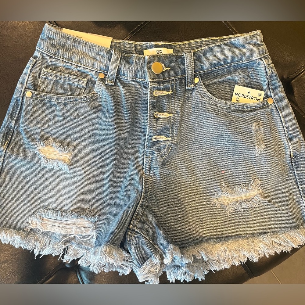 NWT Distressed Fringe Jean Short…